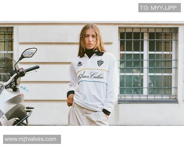 冬季儿童服装新潮流足球明星同款温暖时尚外套推荐