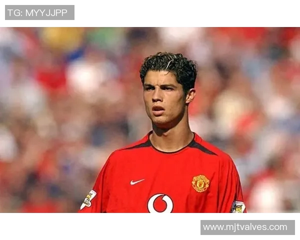 小矮人足球明星究竟是谁引发了球迷们的热烈讨论和关注