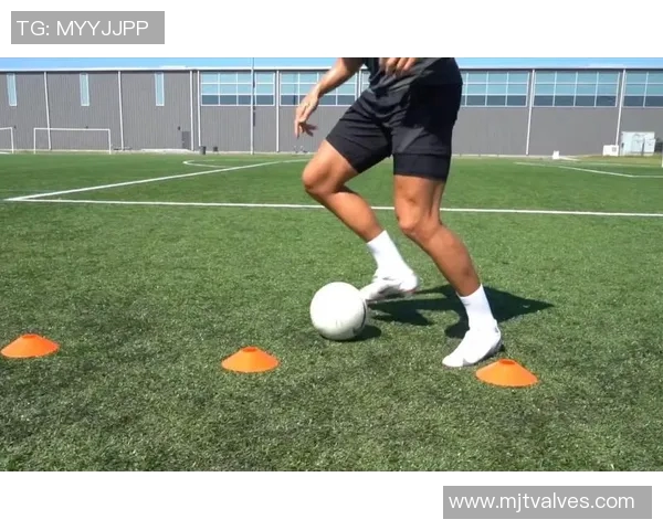 踢足球的明星们如何将麻花辫与运动风格完美结合展现个性与魅力